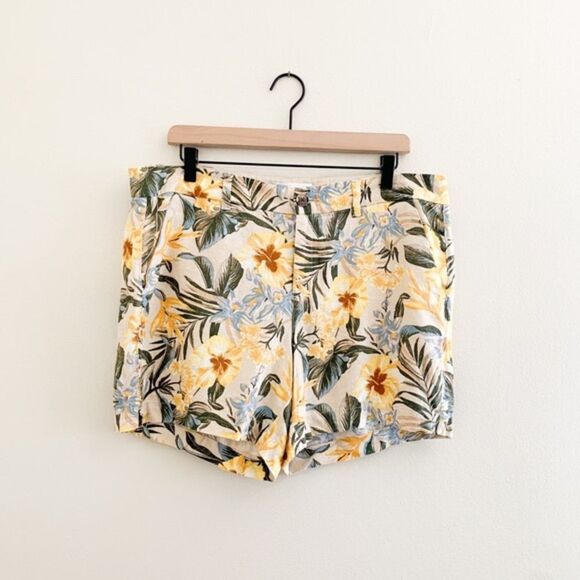 ✨ Old Navy Yellow Floral Everyday Mid Rise Short✨ - Picture 3 of 8